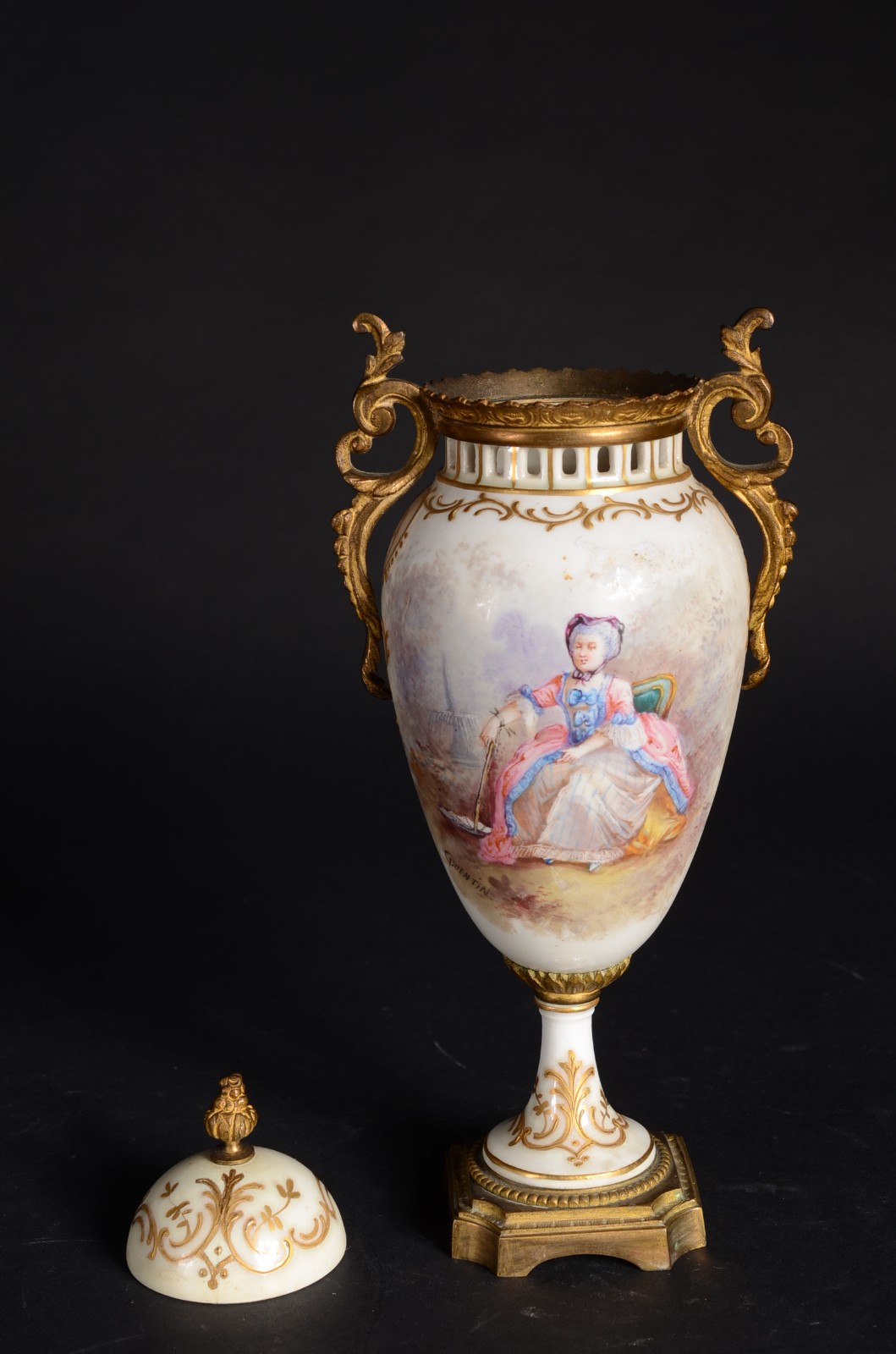 Ânfora de porcelana francesa decorada com figura de dama em... - foto 8 de 11