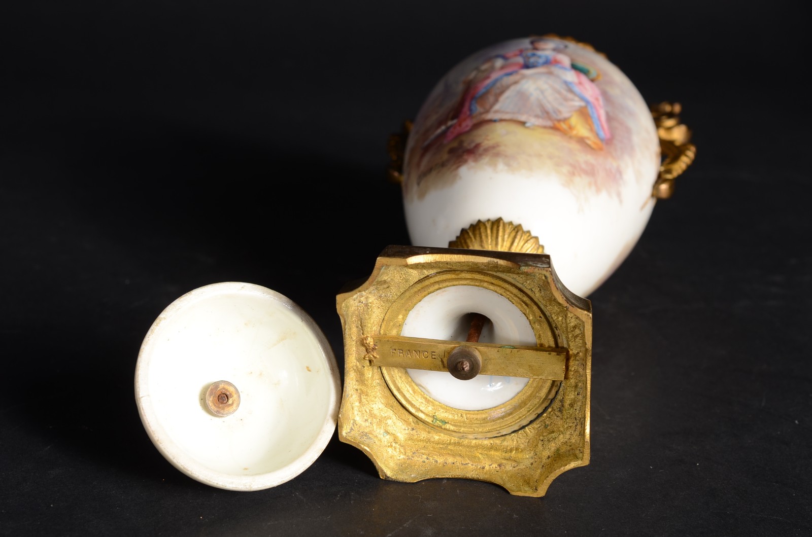 Ânfora de porcelana francesa decorada com figura de dama em... - foto 9 de 11