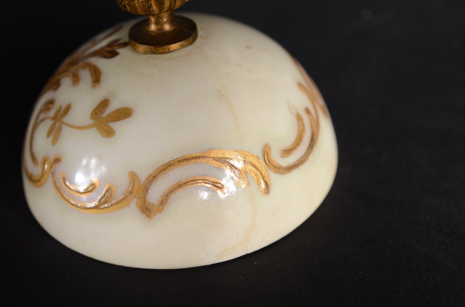 Ânfora de porcelana francesa decorada com figura de dama em... - foto 11 de 11