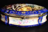 Caixa/porta jóias de porcelana francesa, decora... - Caixa/porta jóias de porcelana francesa, decorada com cena galante em policromia sobre fundo azul e guirlandas douradas, parte interna com flore...