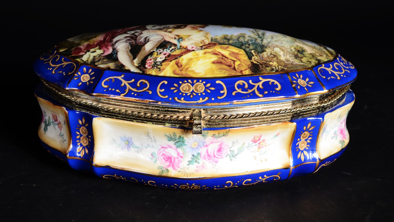 Caixa/porta jóias de porcelana francesa, decorada com cena galante em... - foto 1 de 6