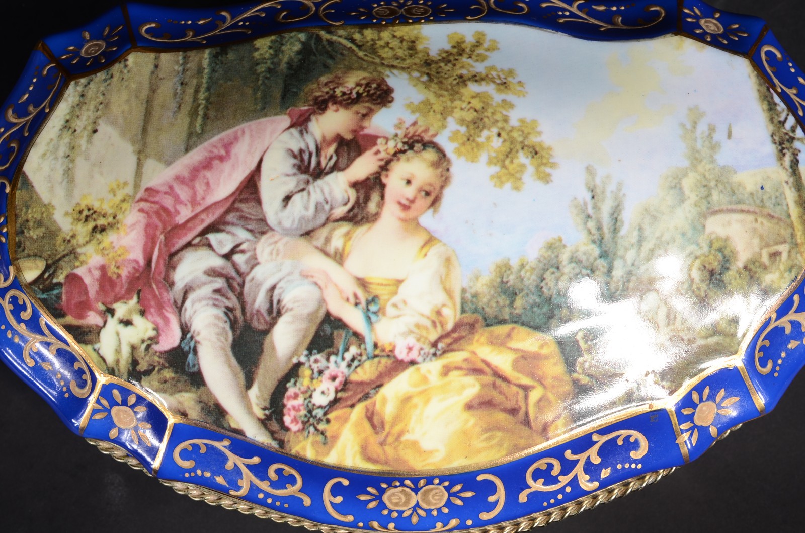 Caixa/porta jóias de porcelana francesa, decorada com cena galante em... - foto 2 de 6