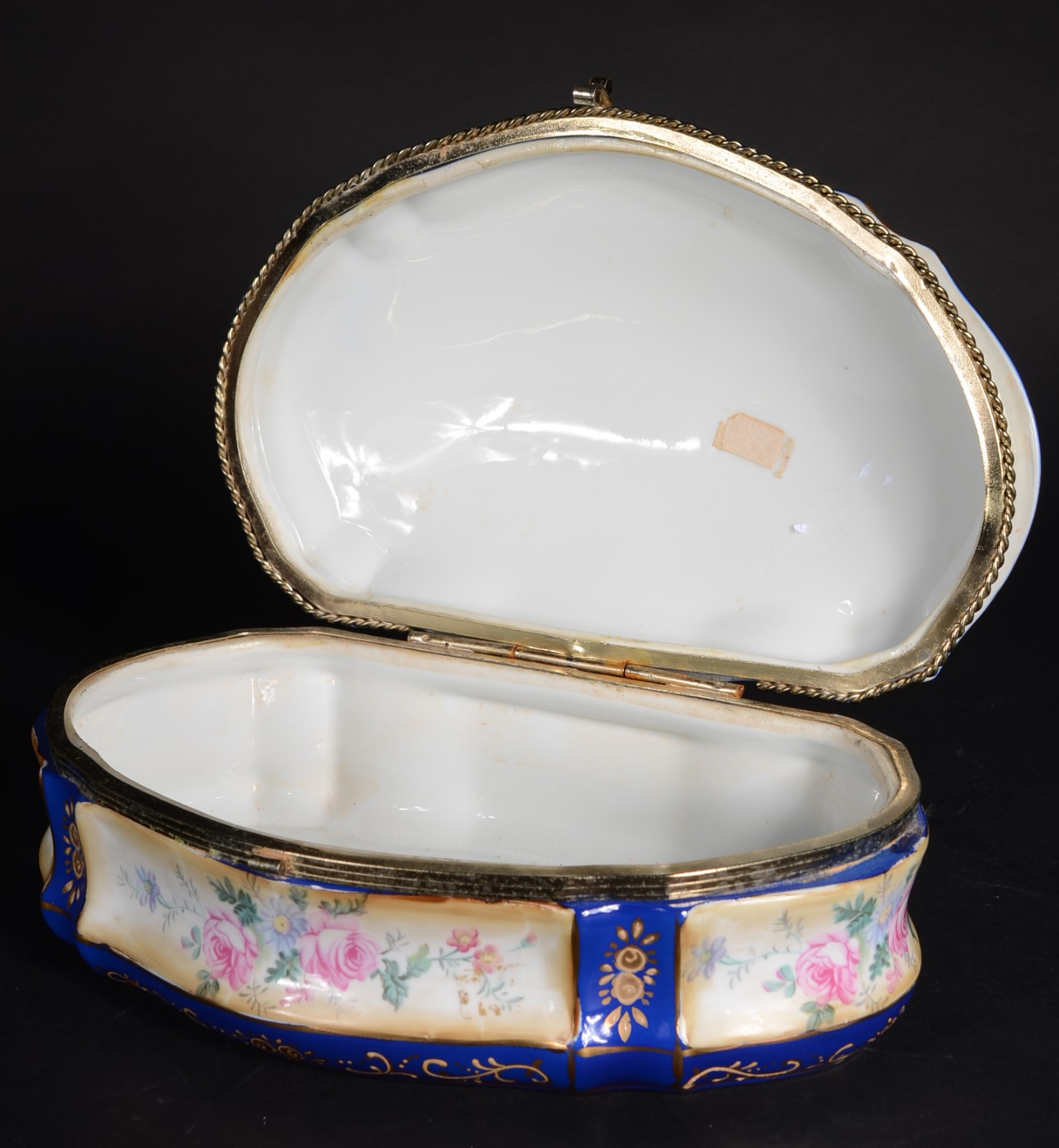 Caixa/porta jóias de porcelana francesa, decorada com cena galante em... - foto 3 de 6