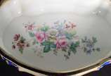 Caixa/porta jóias de porcelana francesa, decora... - Caixa/porta jóias de porcelana francesa, decorada com cena galante em policromia sobre fundo azul e guirlandas douradas, parte interna com flore...
