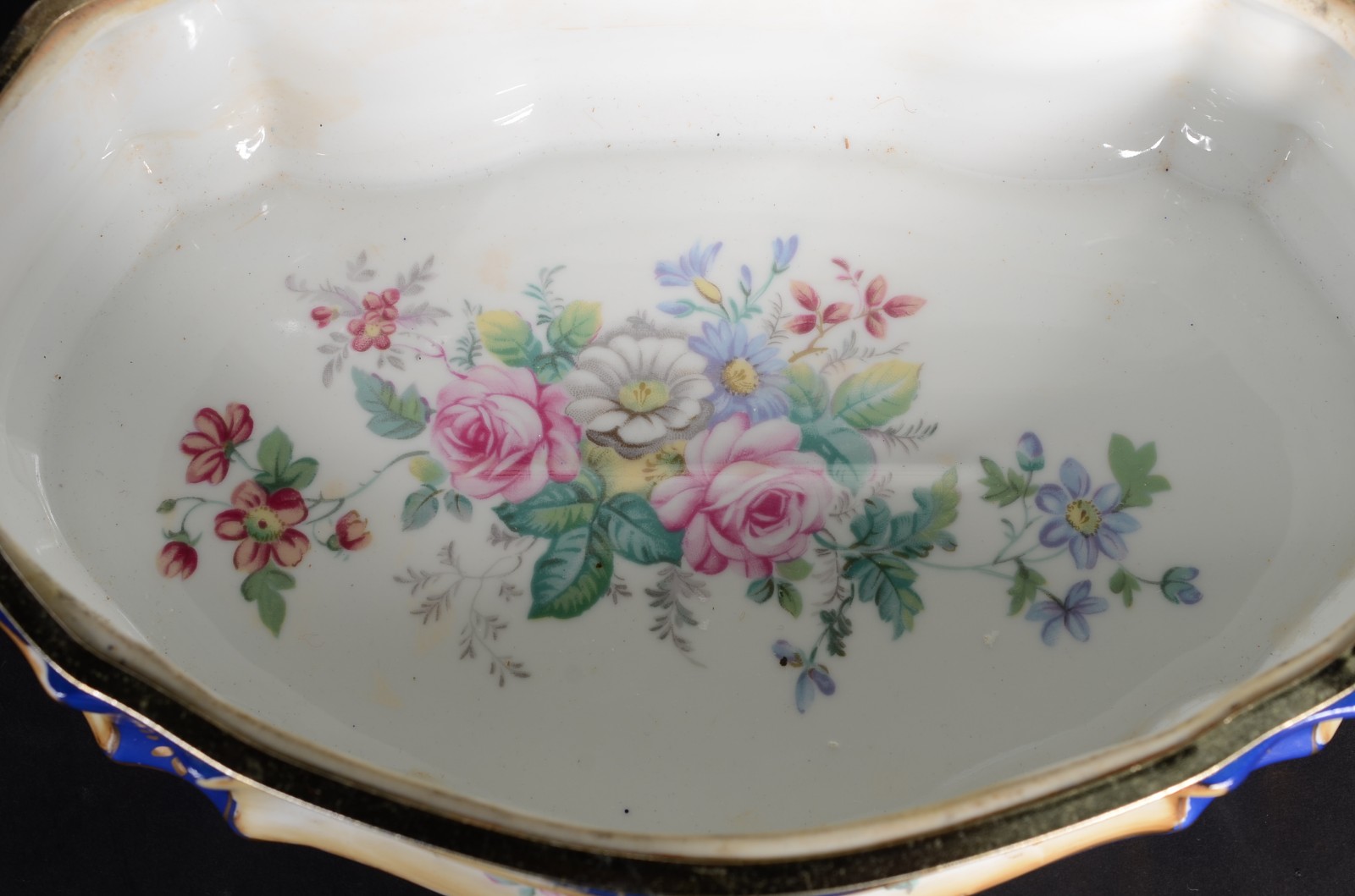 Caixa/porta jóias de porcelana francesa, decorada com cena galante em... - foto 4 de 6