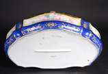 Caixa/porta jóias de porcelana francesa, decora... - Caixa/porta jóias de porcelana francesa, decorada com cena galante em policromia sobre fundo azul e guirlandas douradas, parte interna com flore...