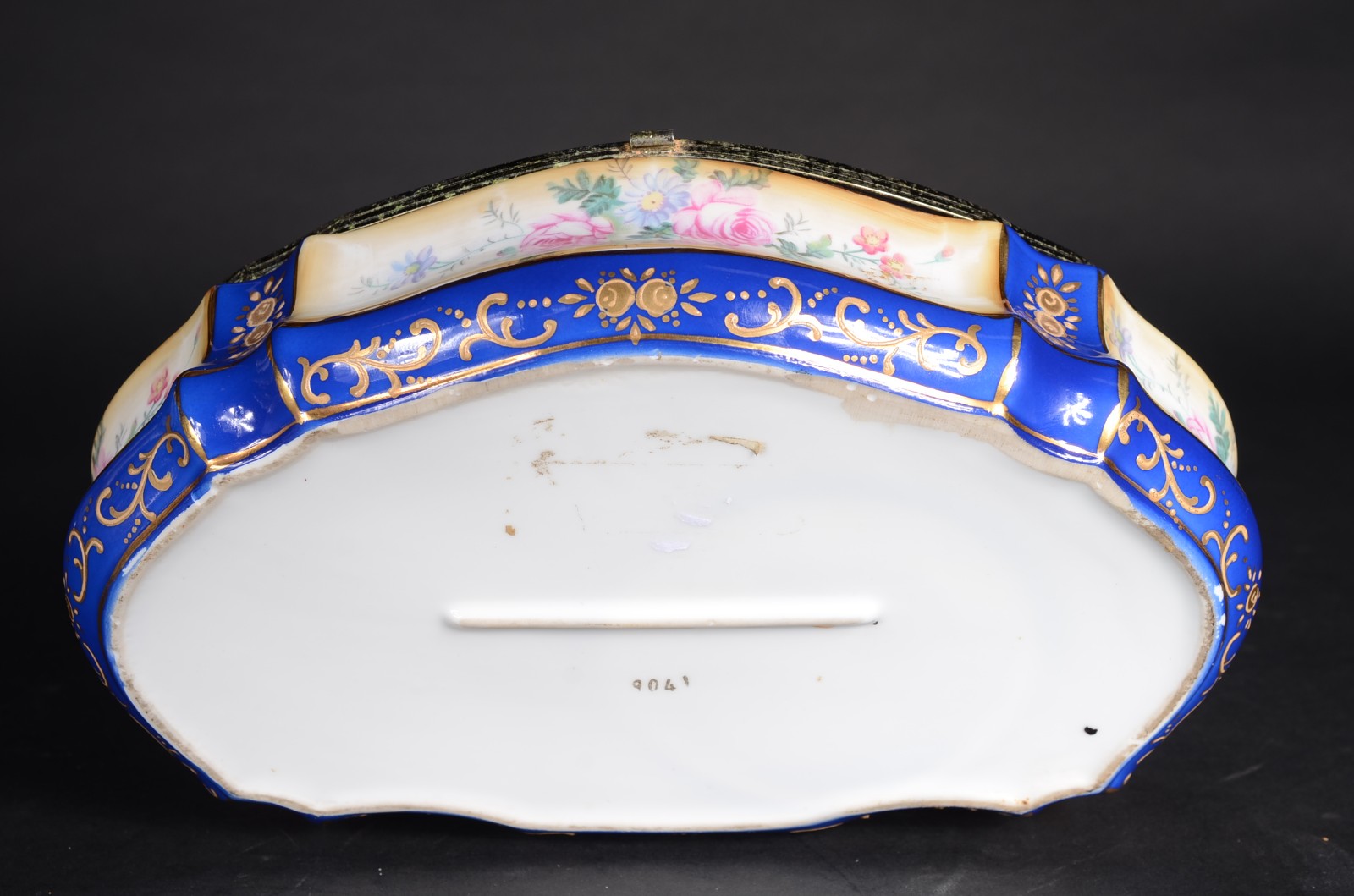 Caixa/porta jóias de porcelana francesa, decorada com cena galante em... - foto 5 de 6