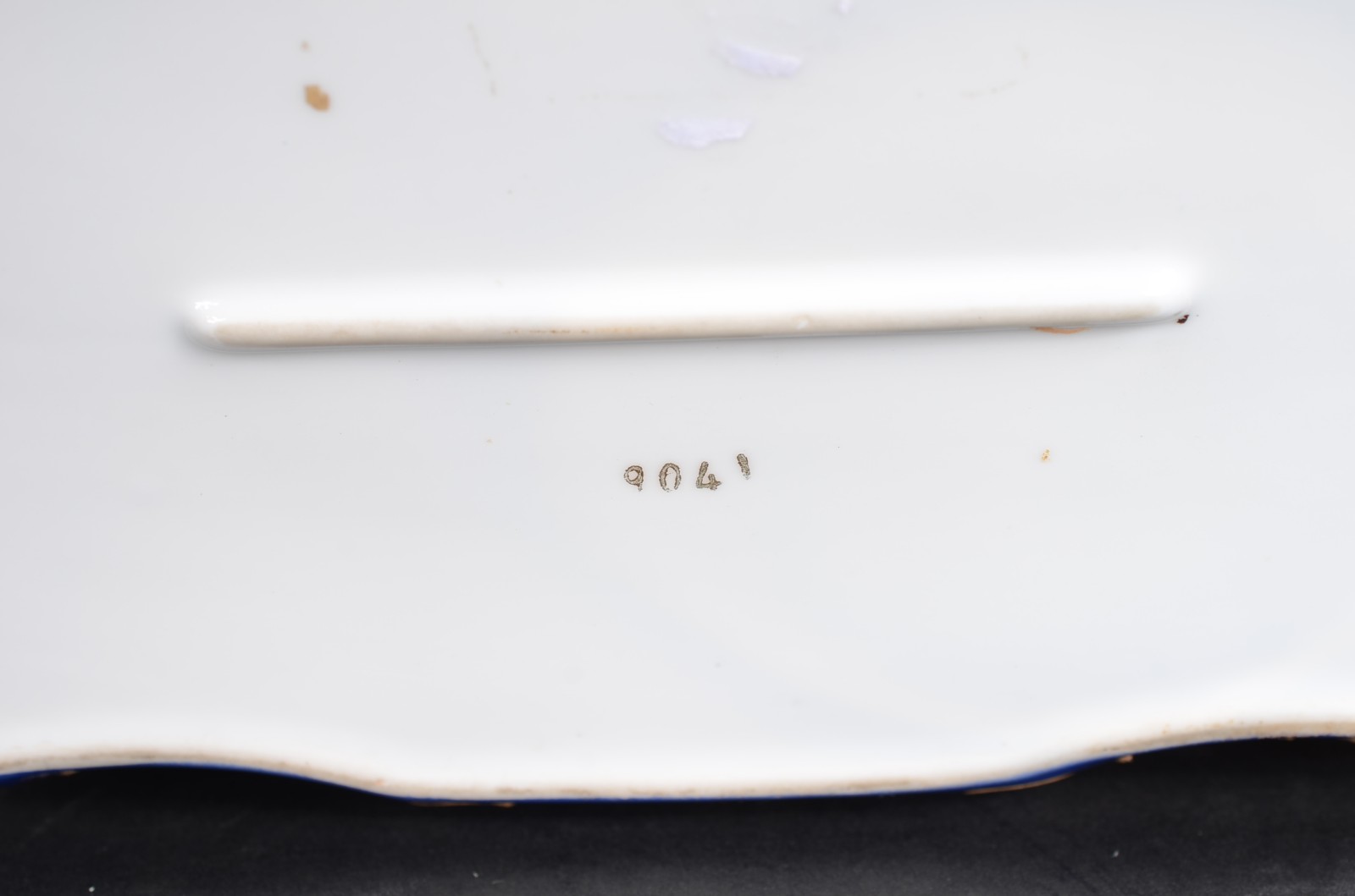 Caixa/porta jóias de porcelana francesa, decorada com cena galante em... - foto 6 de 6