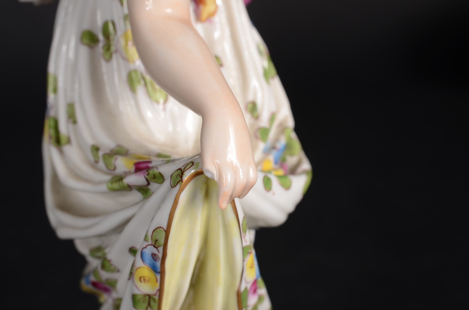 Escultura de porcelana policromada representando figura feminina... - foto 11 de 11