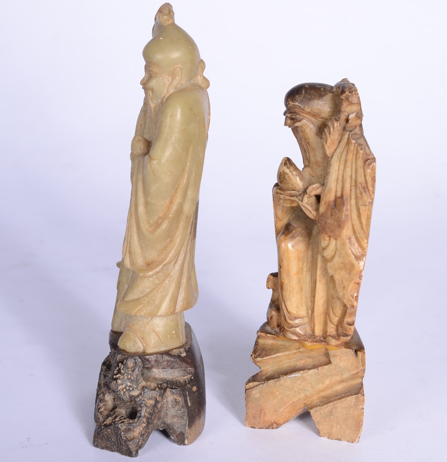 Duas esculturas de pedra dura representando anciões. - foto 2 de 8