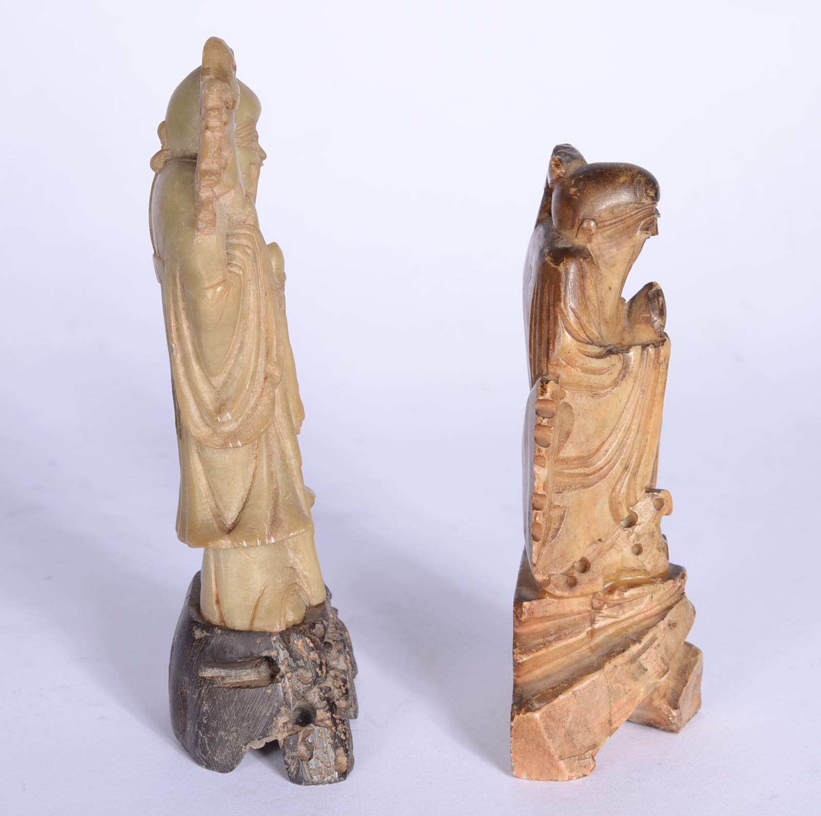 Duas esculturas de pedra dura representando anciões. - foto 4 de 8