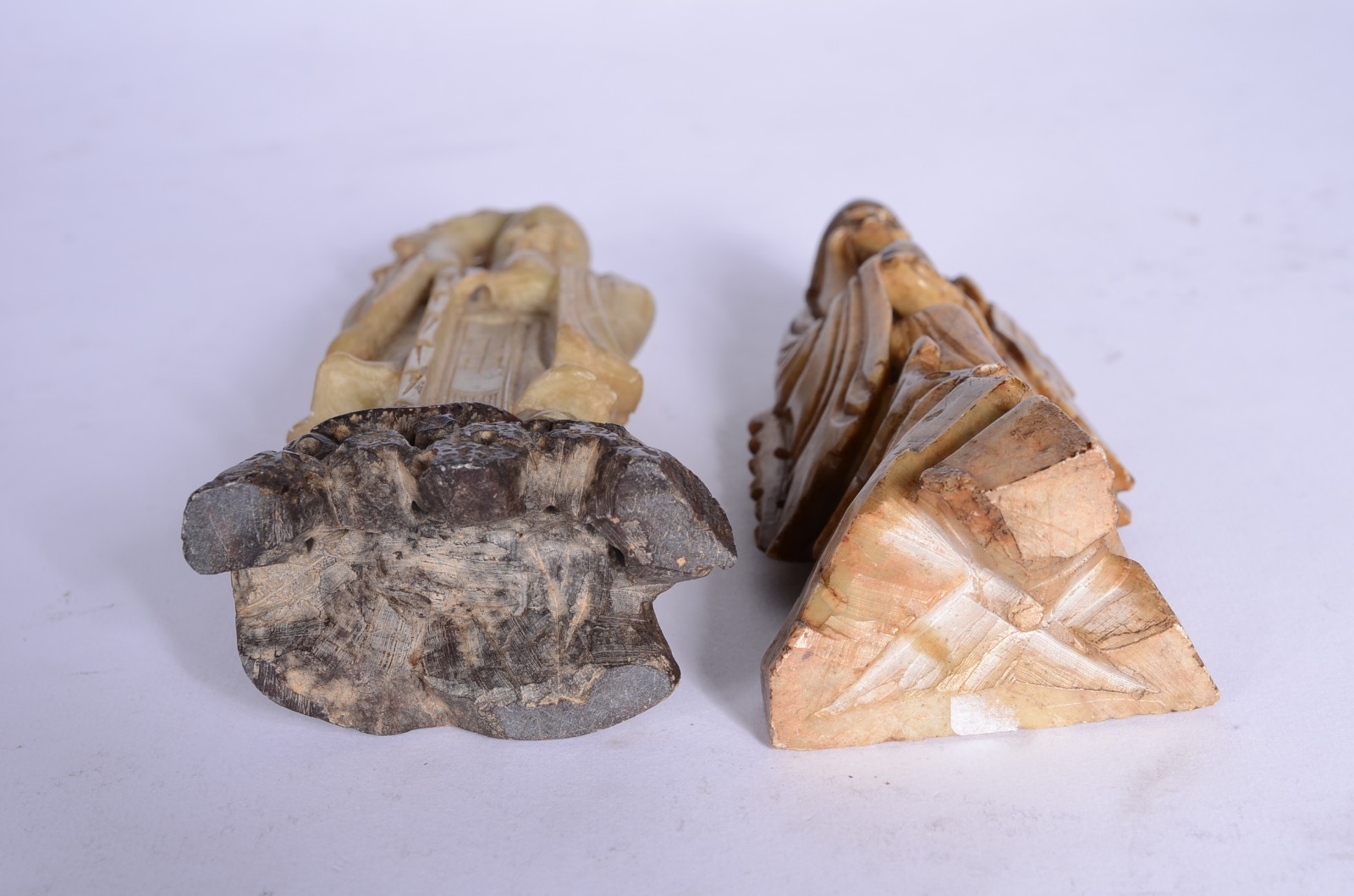 Duas esculturas de pedra dura representando anciões. - foto 8 de 8