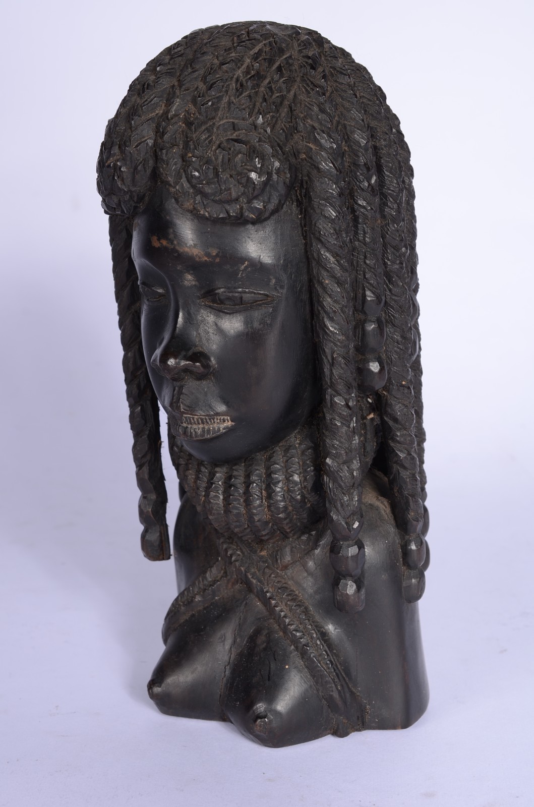Escultura em ébano representando figura feminina africana. - foto 2 de 7