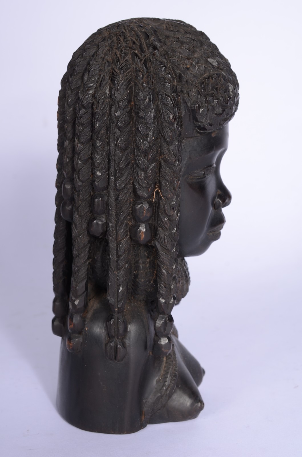 Escultura em ébano representando figura feminina africana. - foto 4 de 7