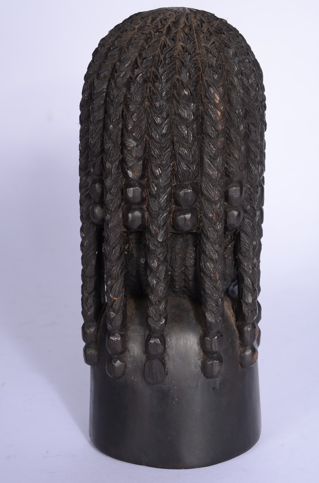 Escultura em ébano representando figura feminina africana. - foto 5 de 7