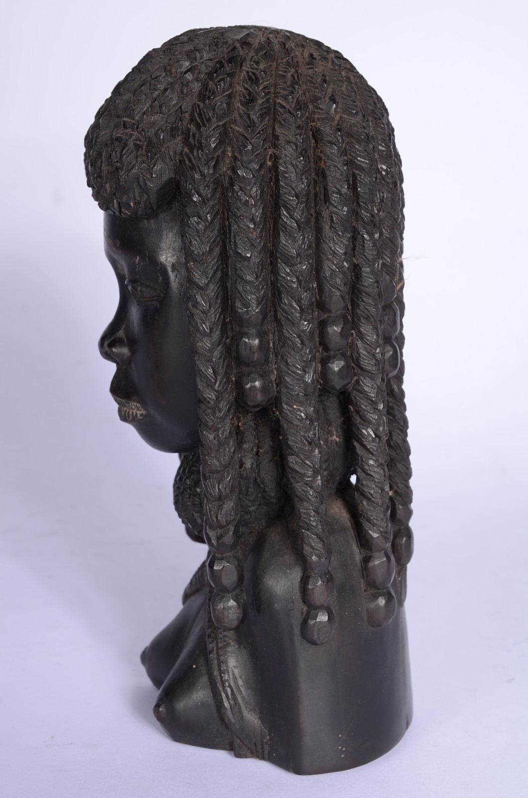 Escultura em ébano representando figura feminina africana. - foto 6 de 7