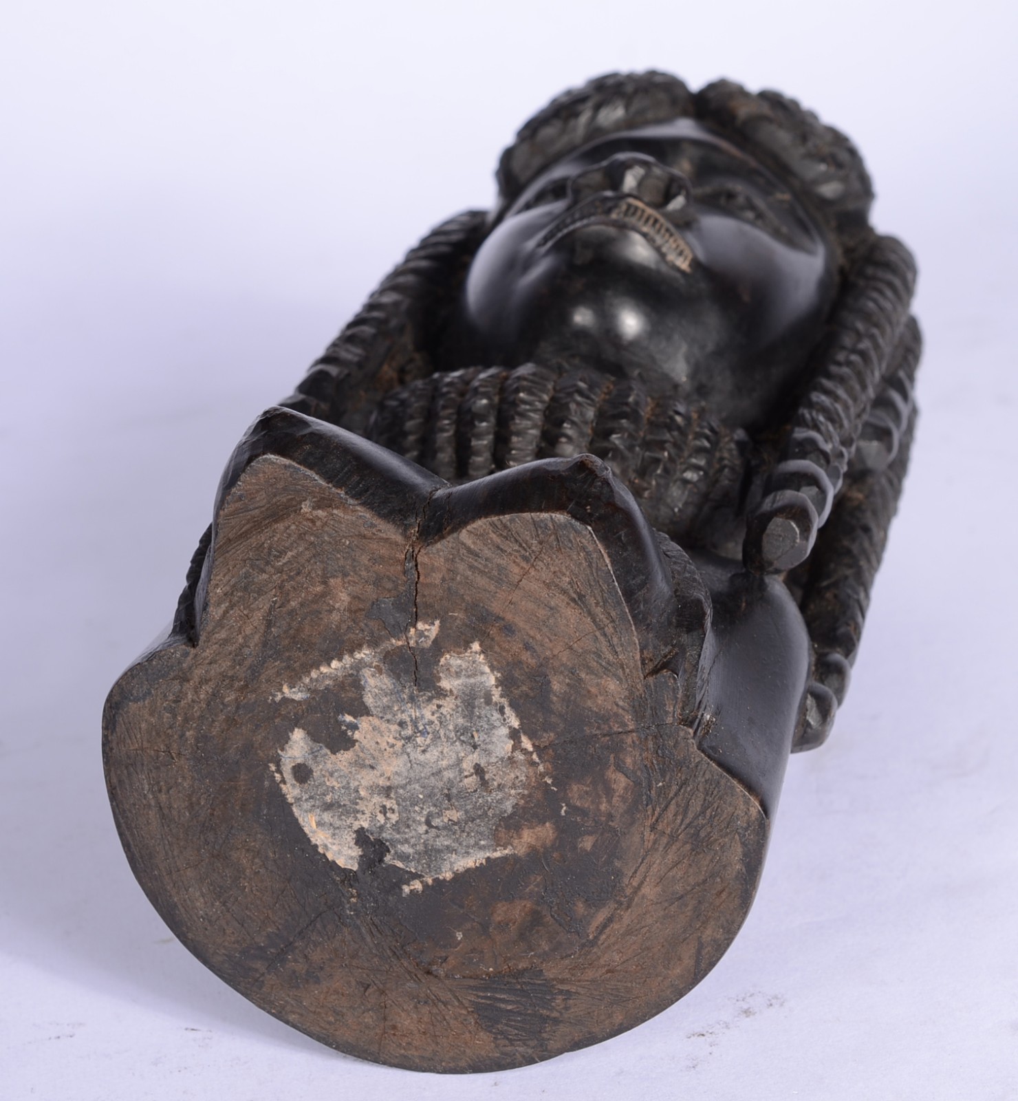 Escultura em ébano representando figura feminina africana. - foto 7 de 7
