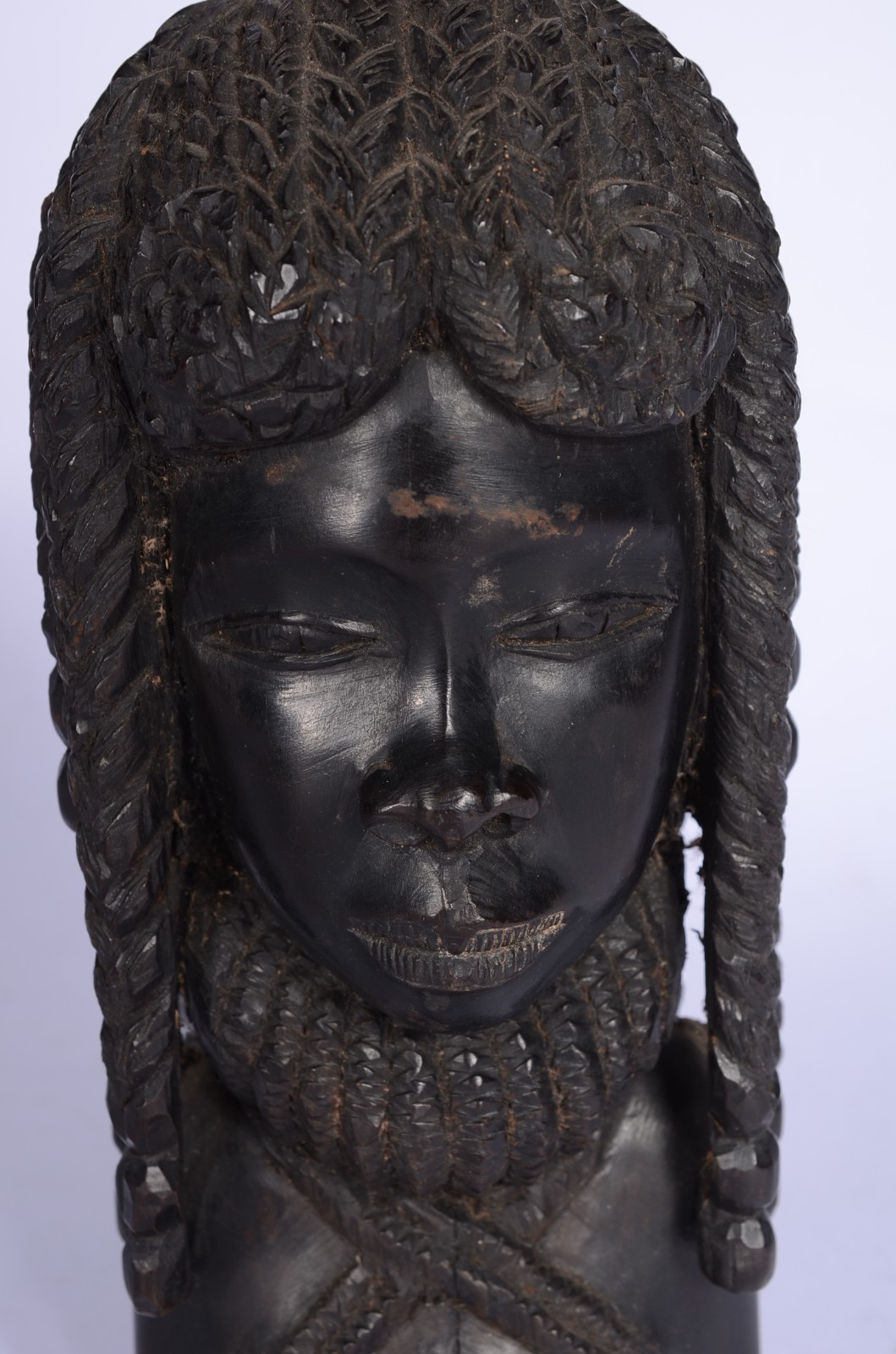 Escultura em ébano representando figura feminina africana. - foto 3 de 7