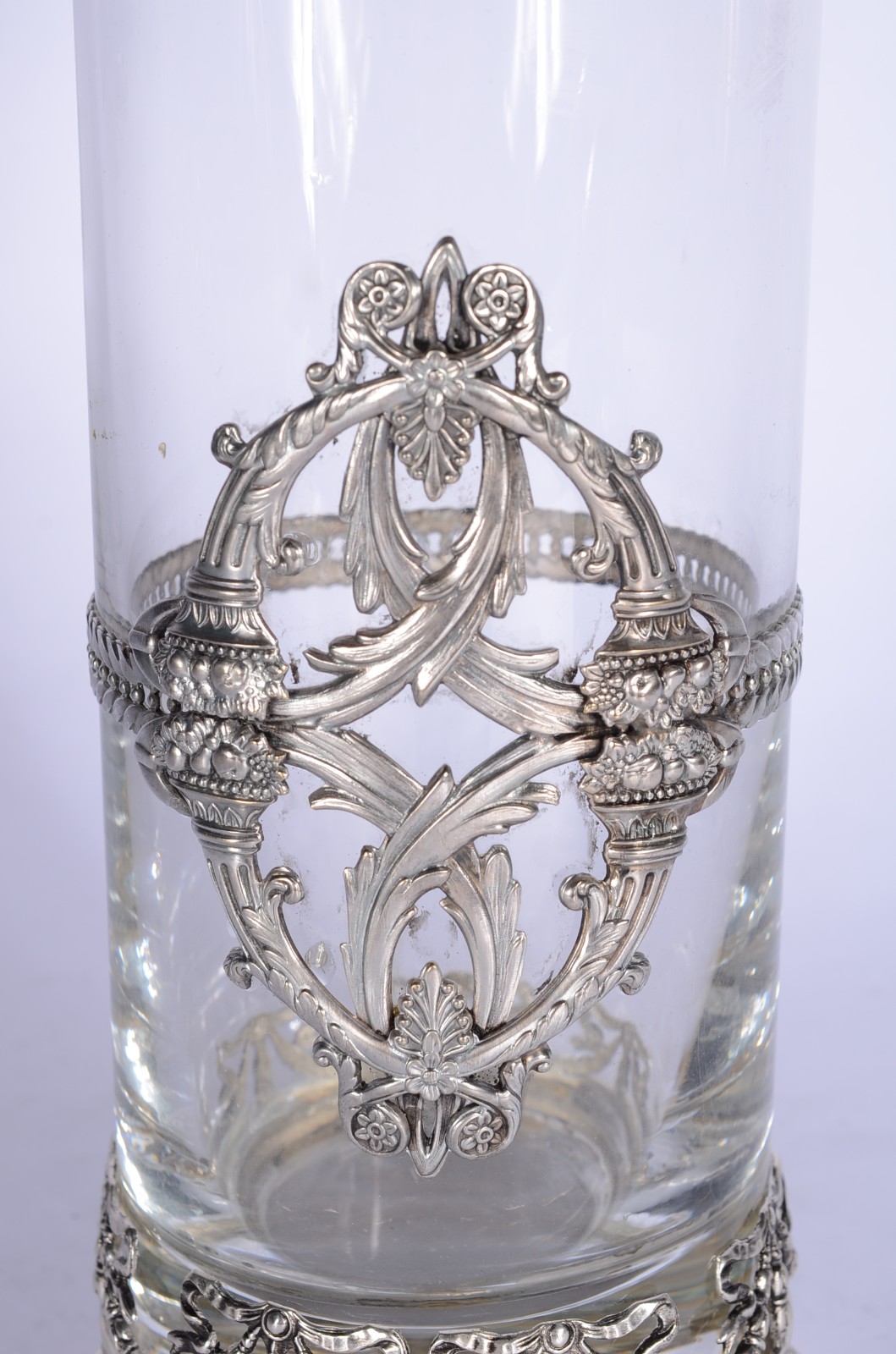 Vaso de vidro com guarnição de metal com guirlandas. - foto 2 de 7