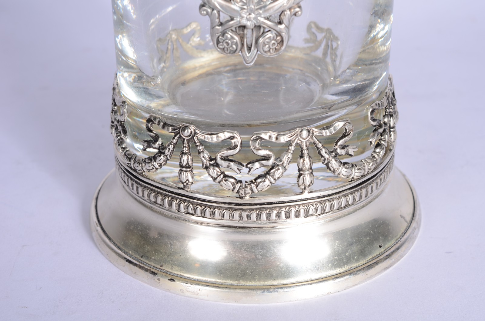 Vaso de vidro com guarnição de metal com guirlandas. - foto 3 de 7