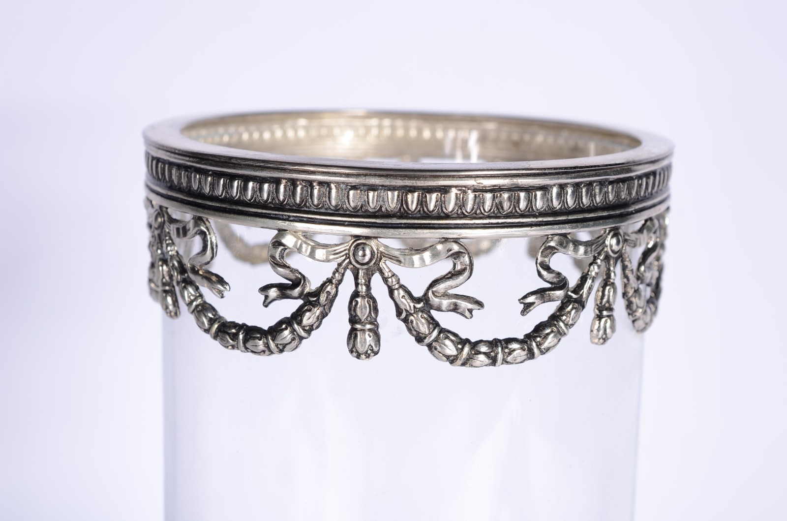 Vaso de vidro com guarnição de metal com guirlandas. - foto 4 de 7