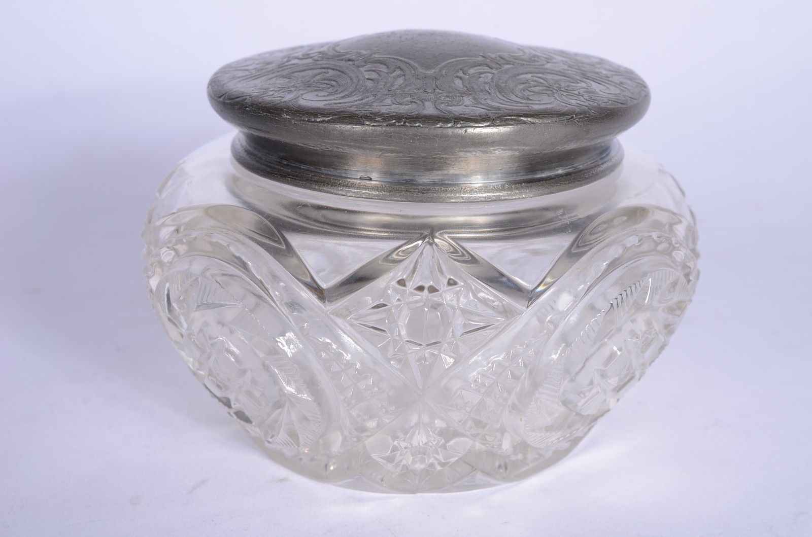 Bomboniere de cristal lapidado, tampa de pewter. - foto 1 de 7