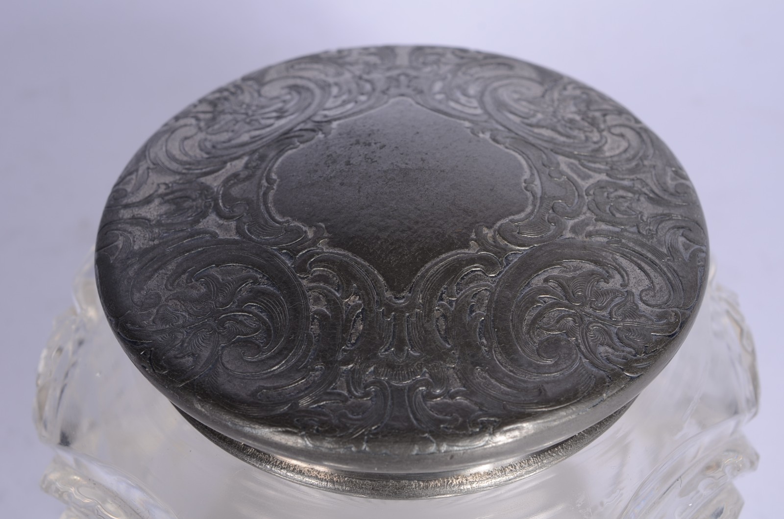 Bomboniere de cristal lapidado, tampa de pewter. - foto 3 de 7