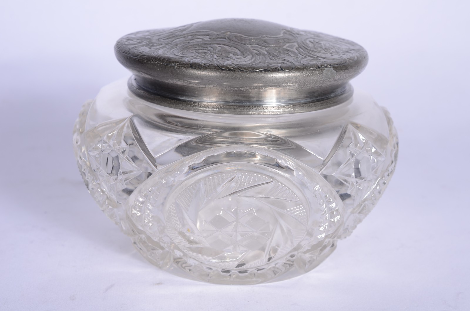 Bomboniere de cristal lapidado, tampa de pewter. - foto 4 de 7