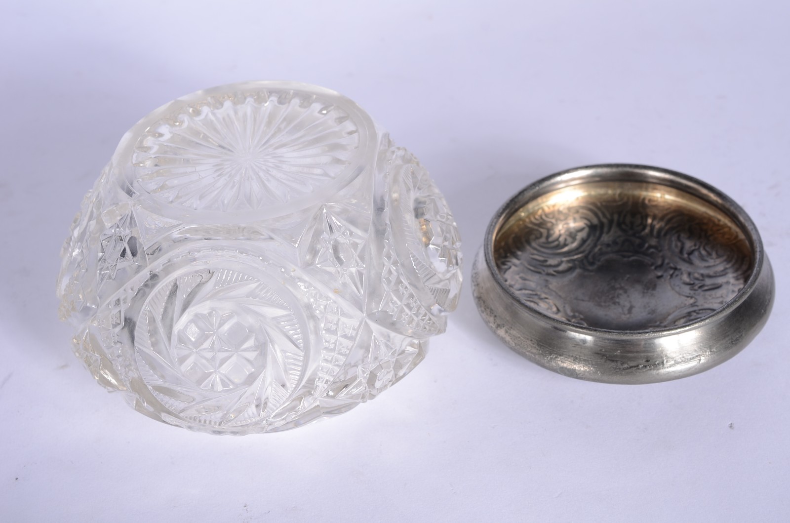 Bomboniere de cristal lapidado, tampa de pewter. - foto 6 de 7