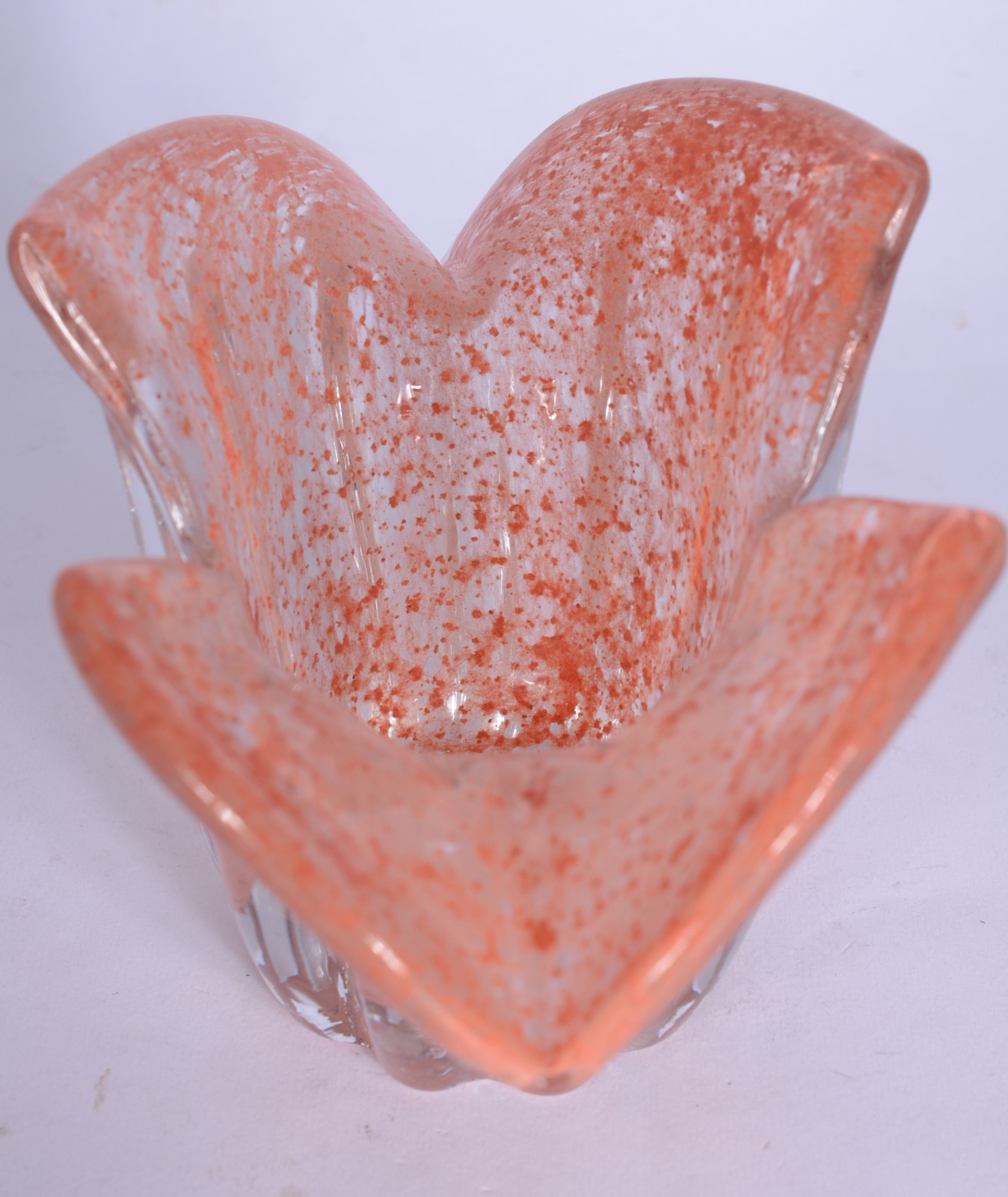 Bowl de vidro decorativo na cor laranja com pó de ouro, borda... - foto 4 de 6