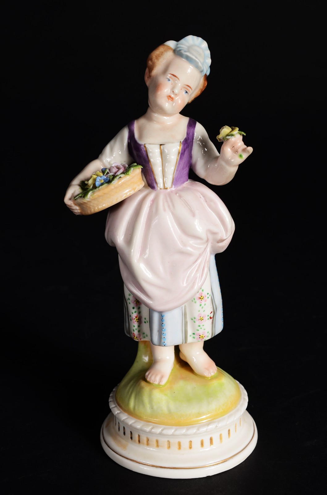 Escultura de porcelana italiana Capo di Monti representando menina... - foto 1 de 9