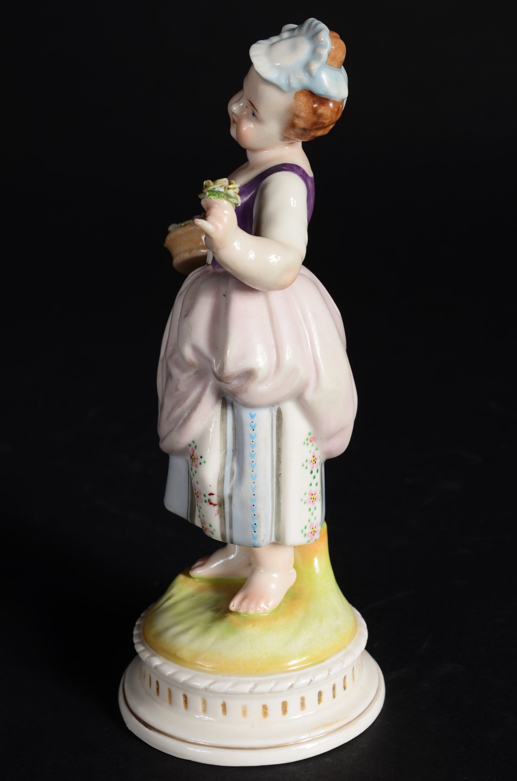 Escultura de porcelana italiana Capo di Monti representando menina... - foto 3 de 9