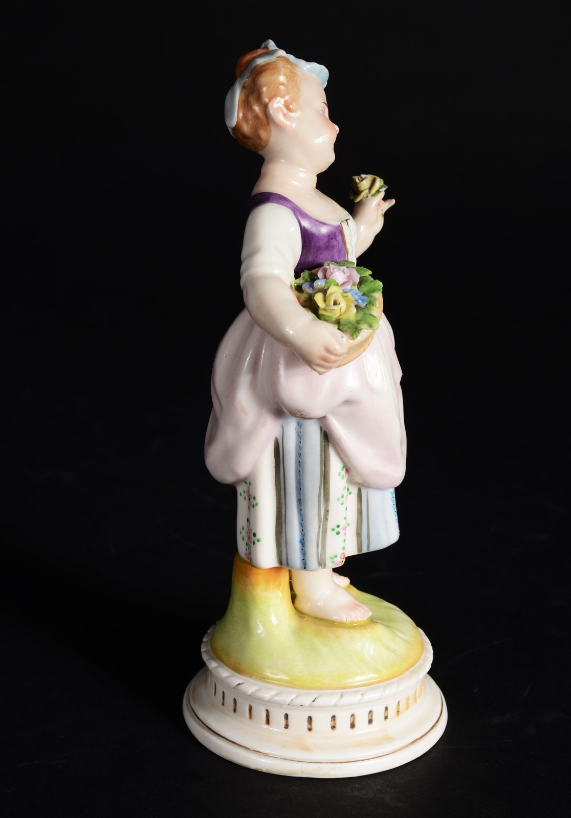 Escultura de porcelana italiana Capo di Monti representando menina... - foto 4 de 9