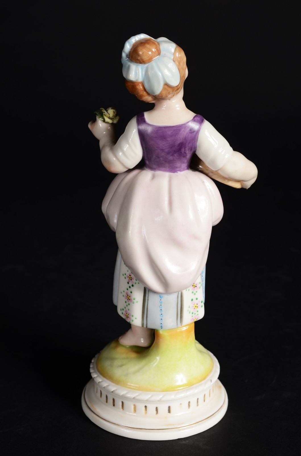Escultura de porcelana italiana Capo di Monti representando menina... - foto 5 de 9