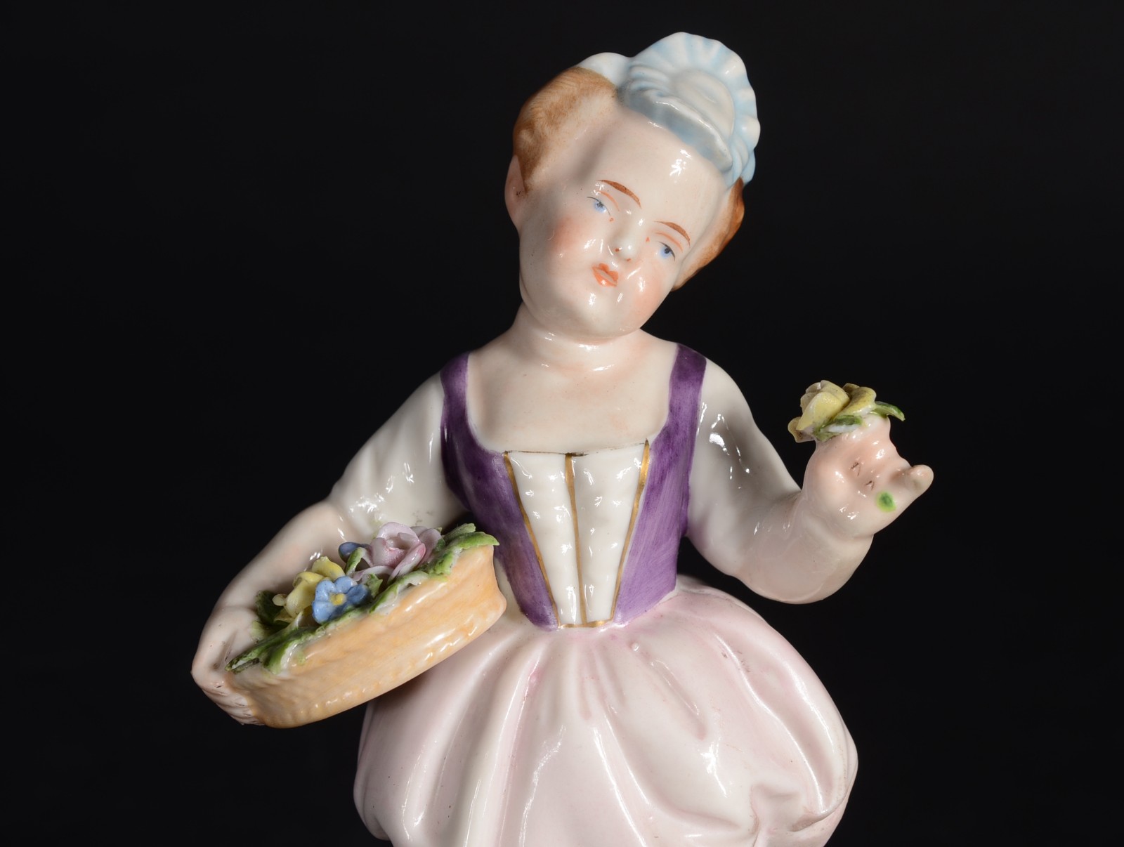 Escultura de porcelana italiana Capo di Monti representando menina... - foto 6 de 9
