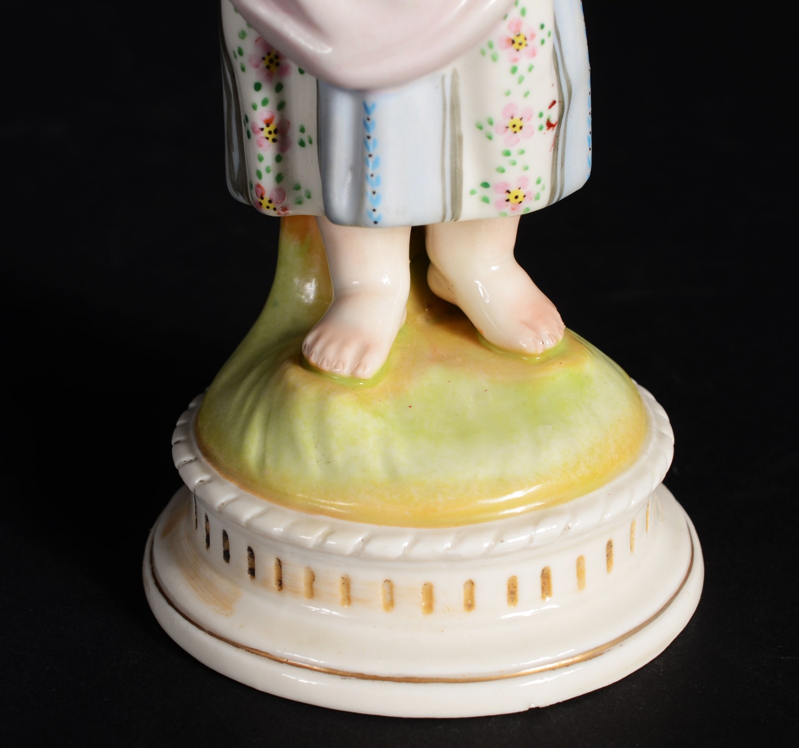 Escultura de porcelana italiana Capo di Monti representando menina... - foto 7 de 9