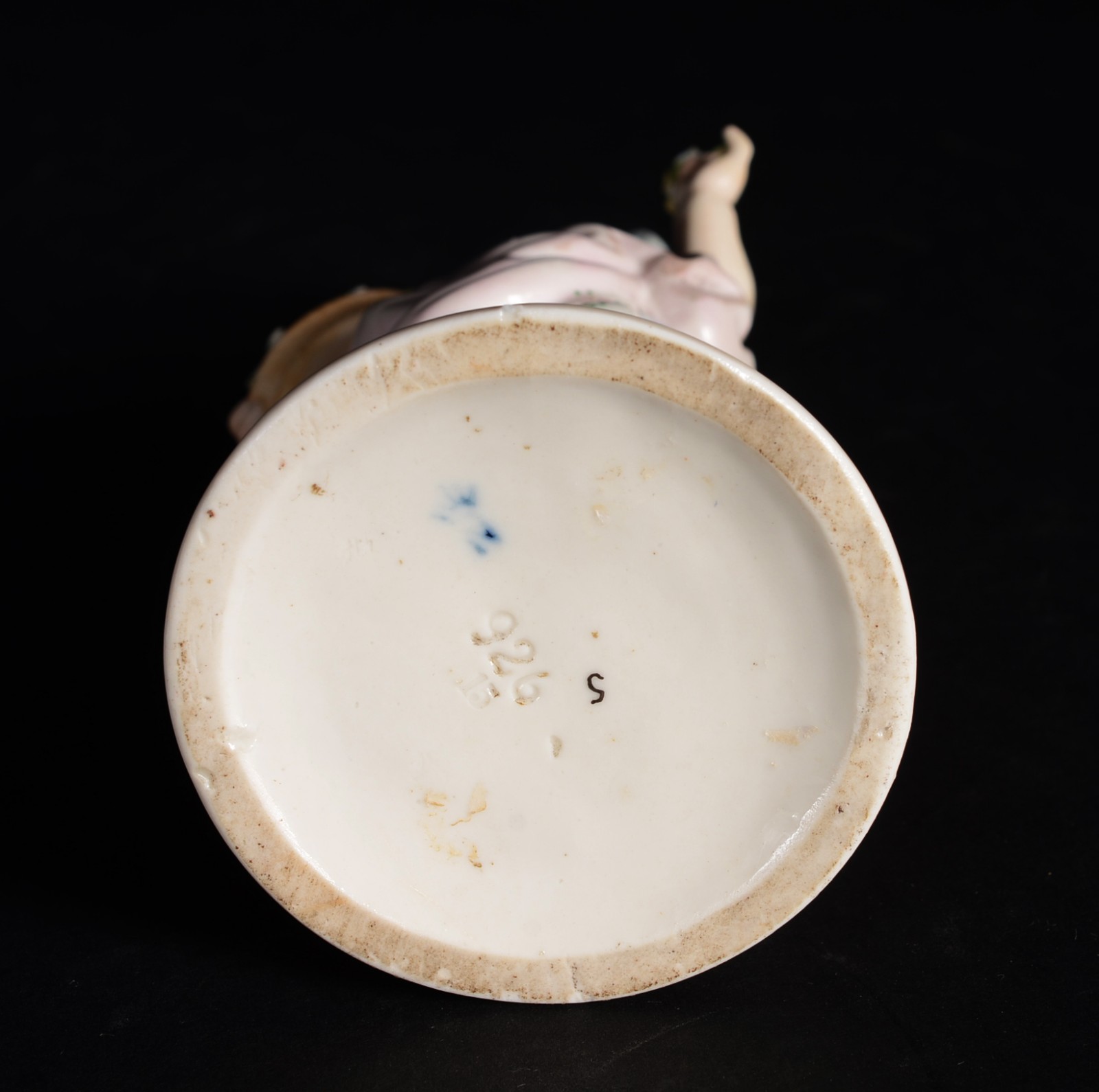Escultura de porcelana italiana Capo di Monti representando menina... - foto 8 de 9
