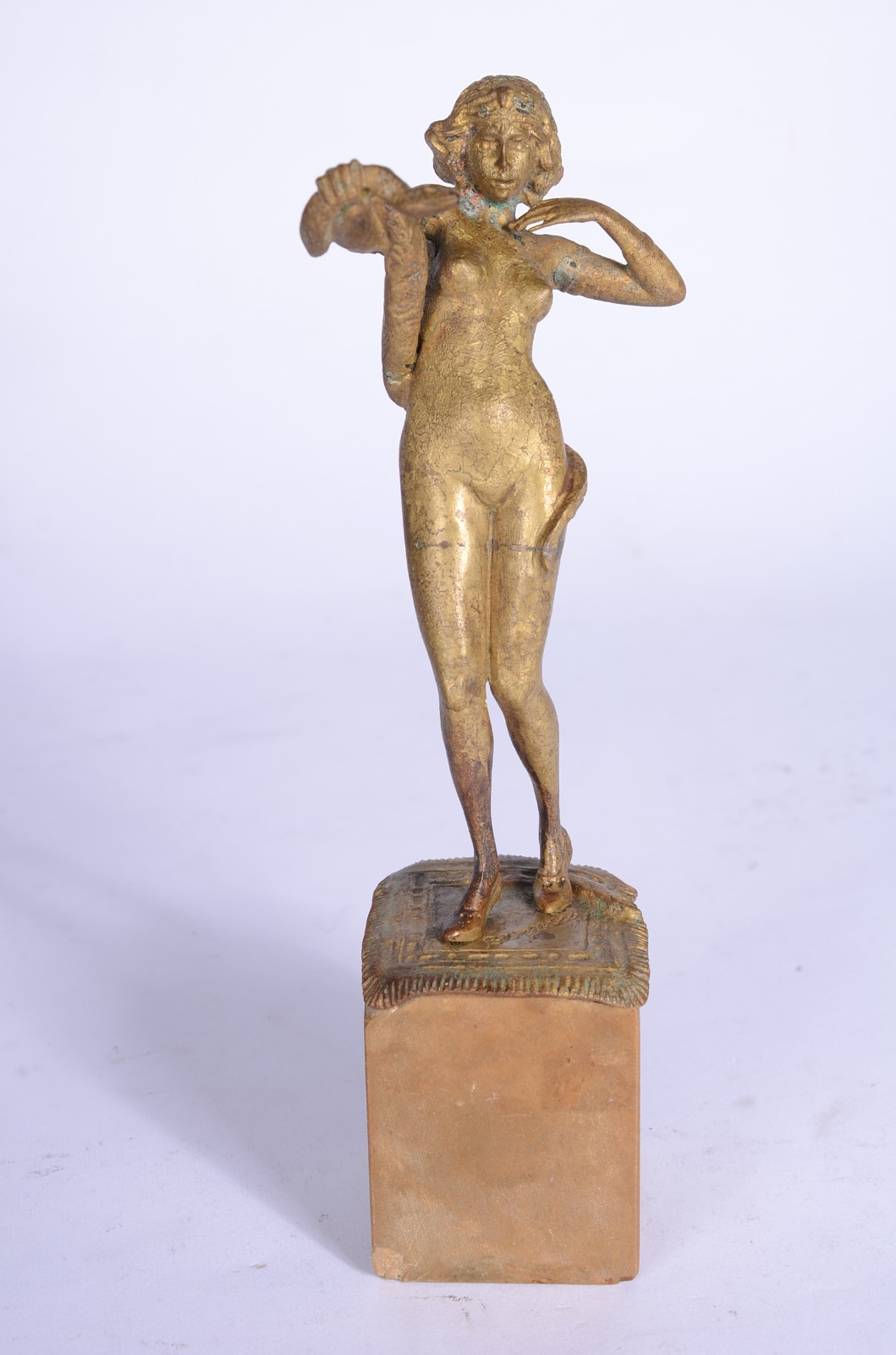 Escultura de bronze representando mulher com serpente, assinada... - foto 1 de 7