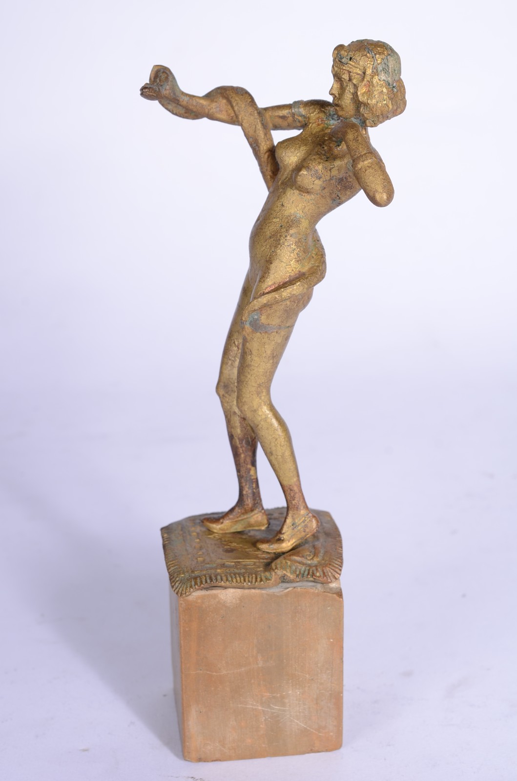 Escultura de bronze representando mulher com serpente, assinada... - foto 2 de 7