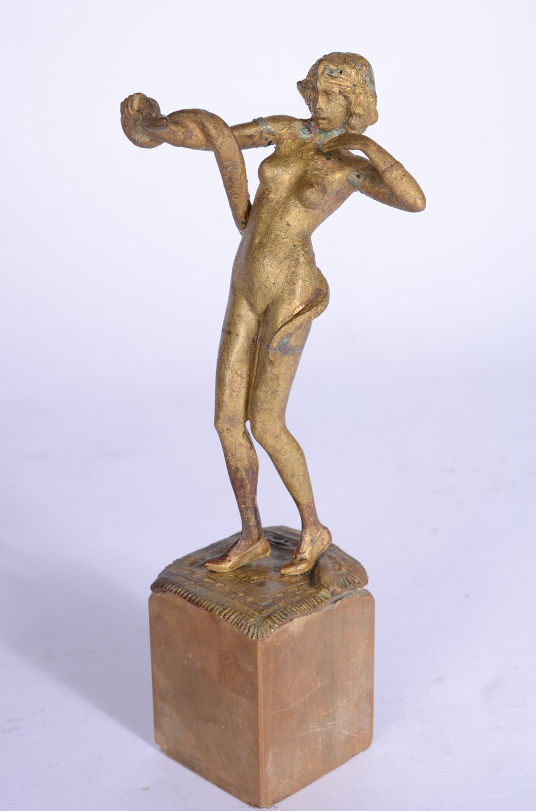 Escultura de bronze representando mulher com serpente, assinada... - foto 3 de 7