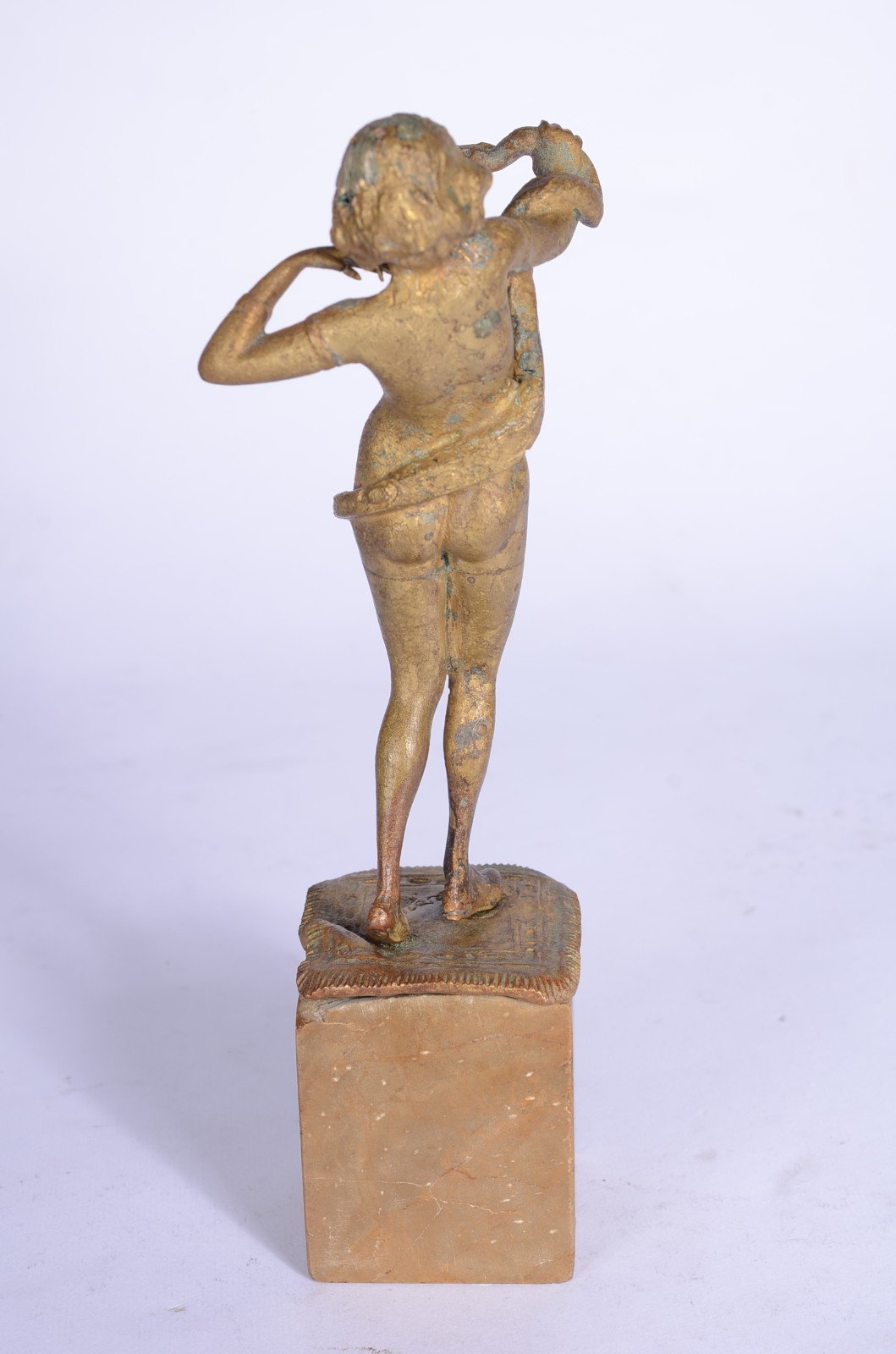 Escultura de bronze representando mulher com serpente, assinada... - foto 4 de 7