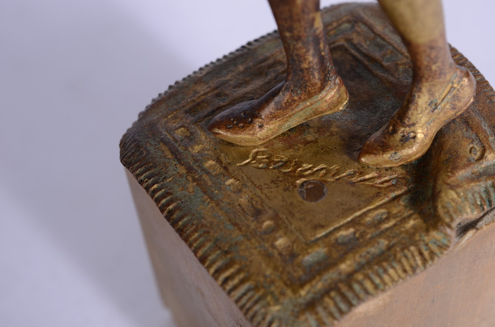 Escultura de bronze representando mulher com serpente, assinada... - foto 6 de 7