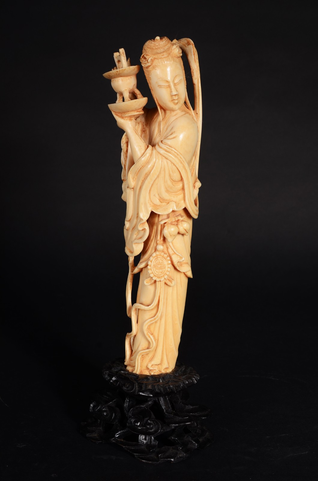 Escultura de marfim representando Gueixa, base de madeira. Altura... - foto 1 de 10