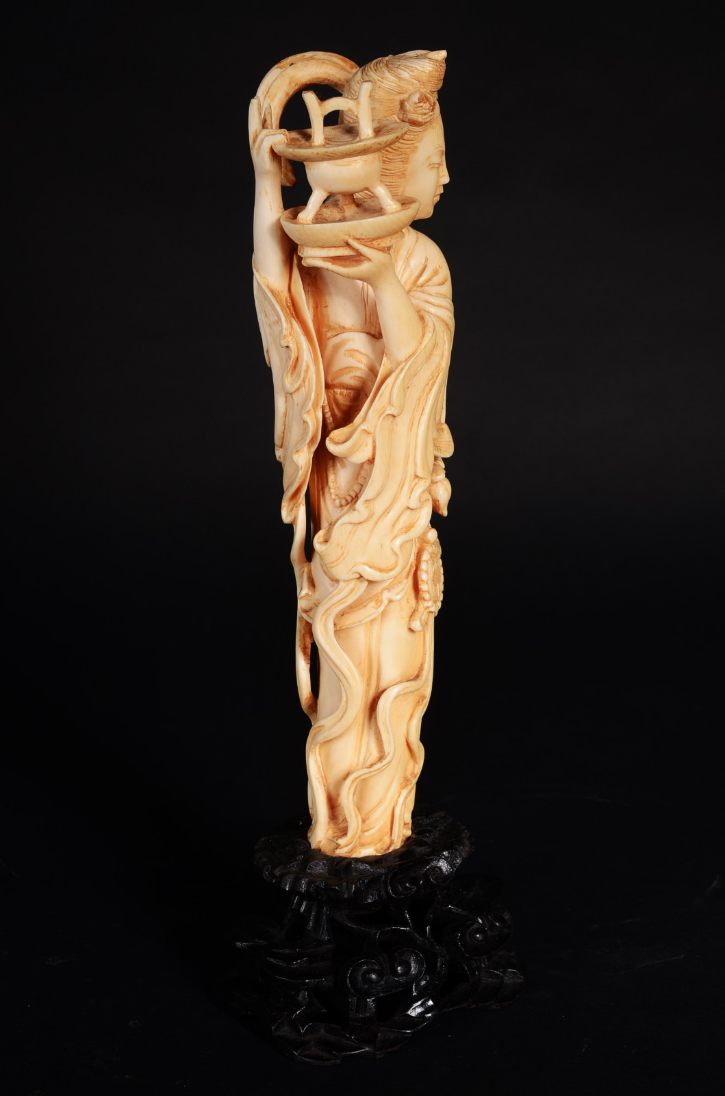 Escultura de marfim representando Gueixa, base de madeira. Altura... - foto 4 de 10