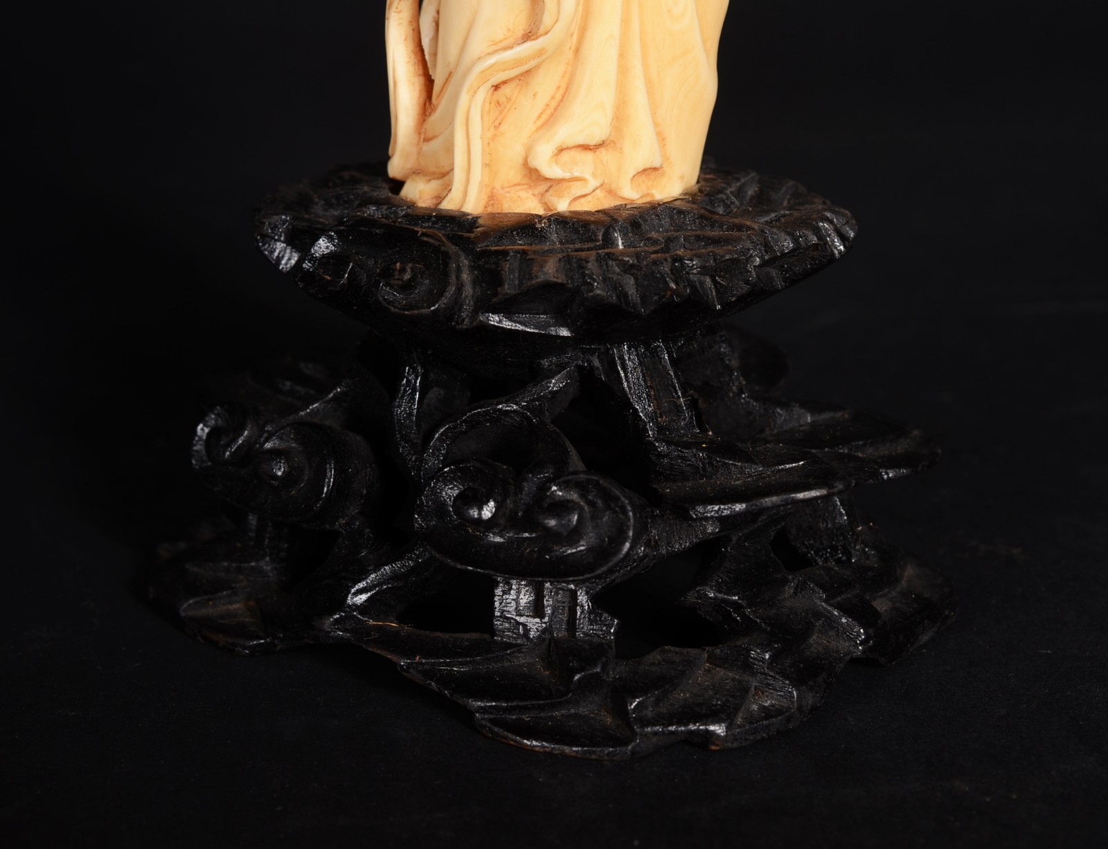 Escultura de marfim representando Gueixa, base de madeira. Altura... - foto 6 de 10