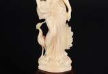 Escultura de marfim representando Deusa, base d... - Escultura de marfim representando Deusa, base de madeira. Altura total: 18 cm.
