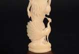 Escultura de marfim representando Deusa, base d... - Escultura de marfim representando Deusa, base de madeira. Altura total: 18 cm.