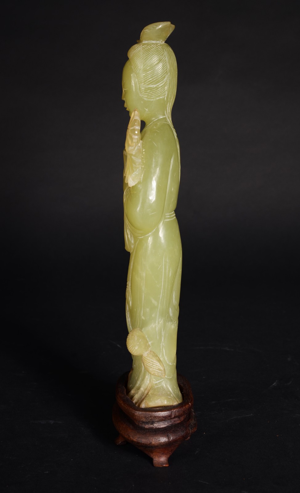 Escultura na cor verde jade representando gueixa, base de madeira. - foto 3 de 7