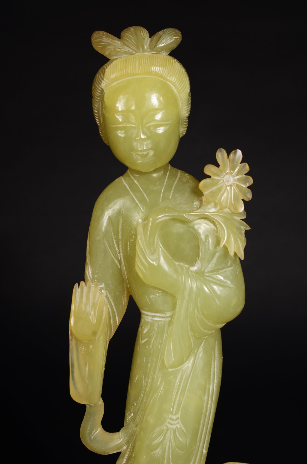 Escultura na cor verde jade representando gueixa, base de madeira. - foto 4 de 7