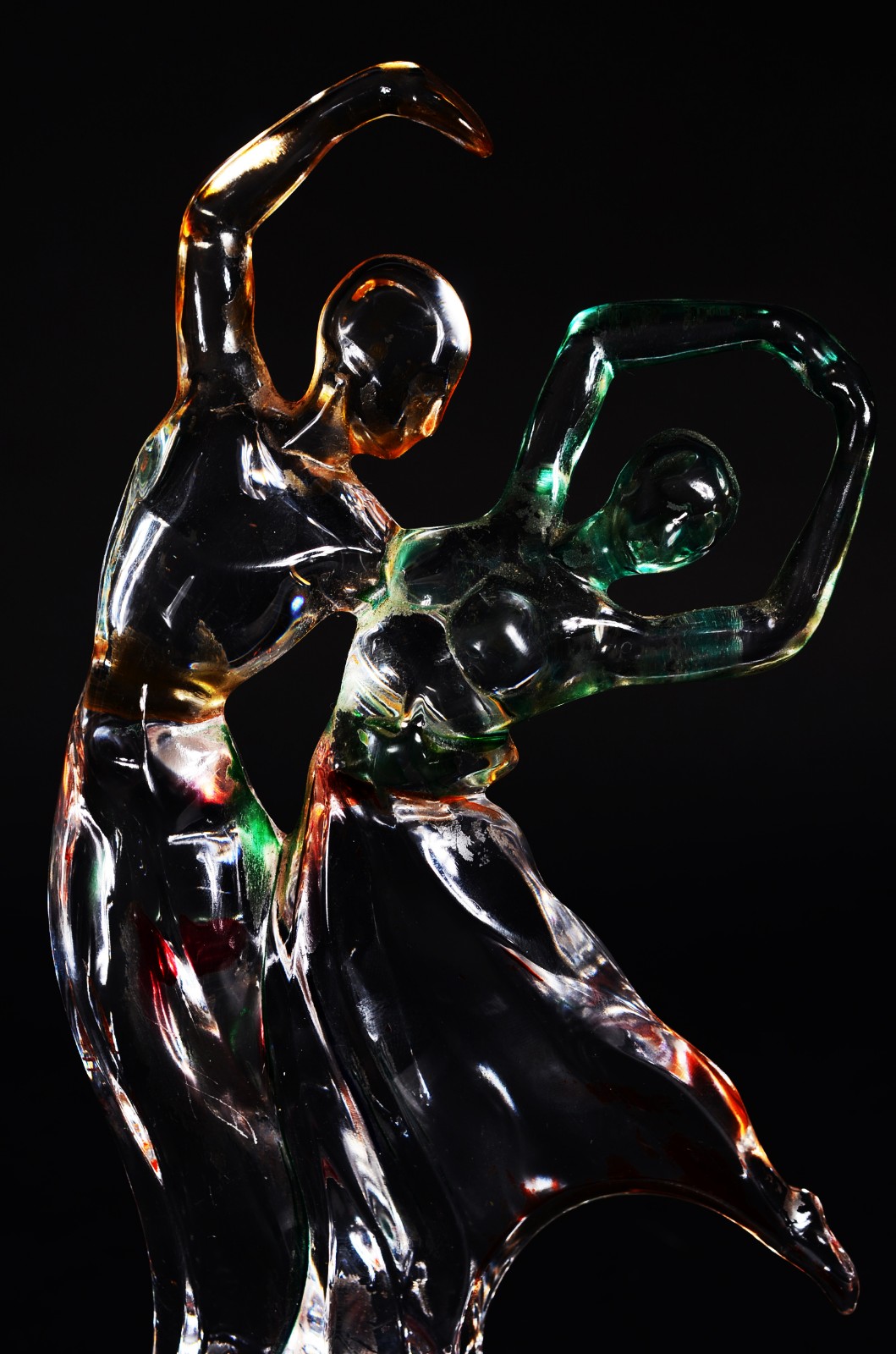 Escultura e vidro representando casal dançando. - foto 4 de 8